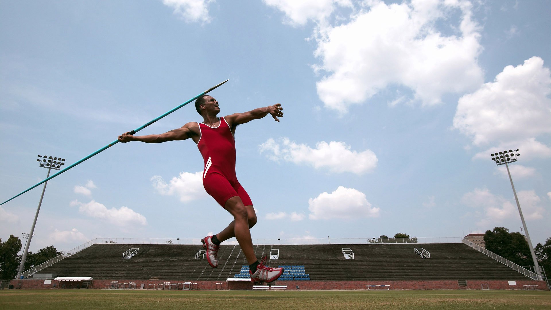 街道上的铁蹄与童话的黄昏，当F1引擎在历史拐点咆哮