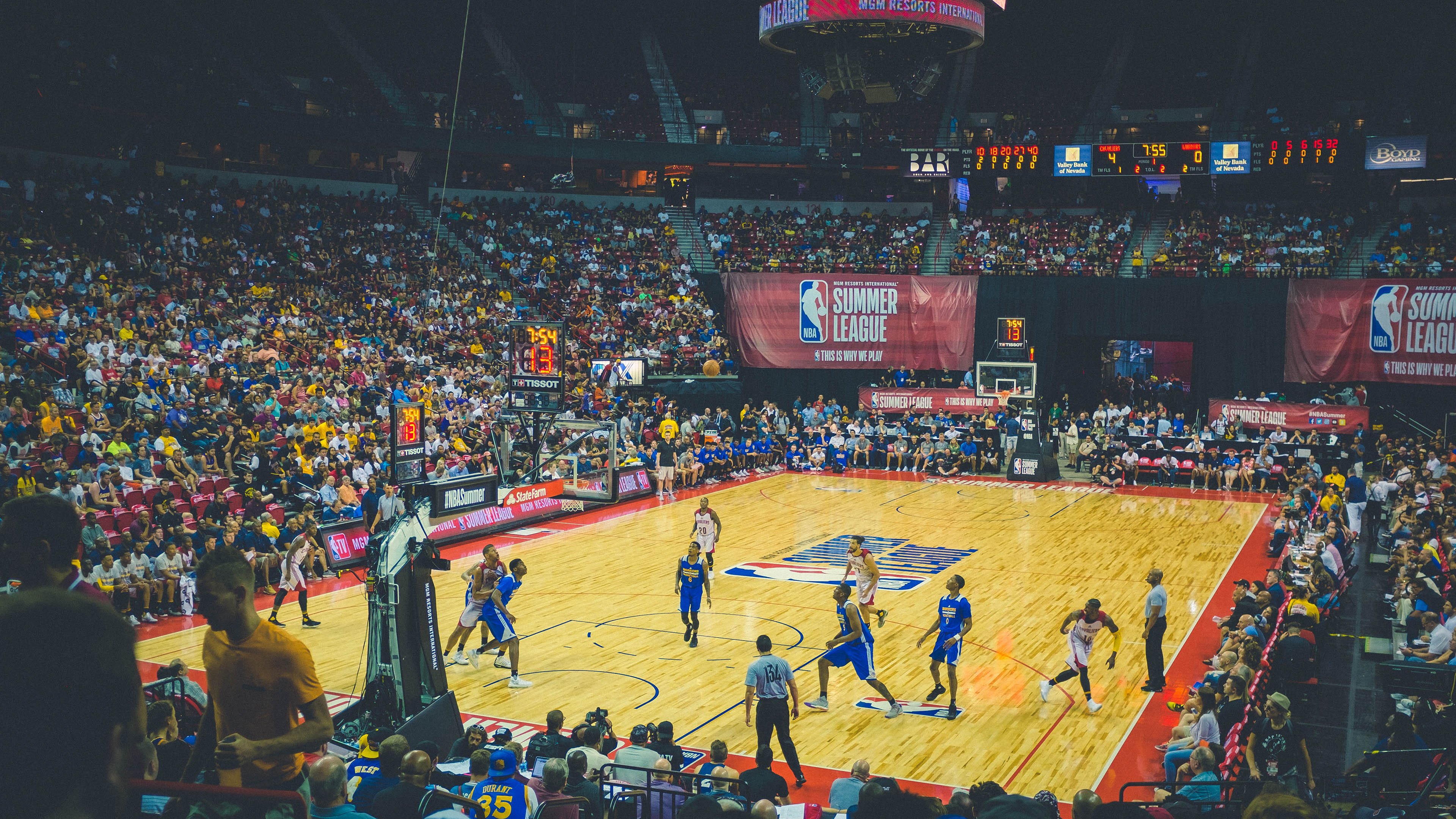 费城王权加冕夜，恩比德以统治级数据击溃雷霆，书写现代中锋史诗